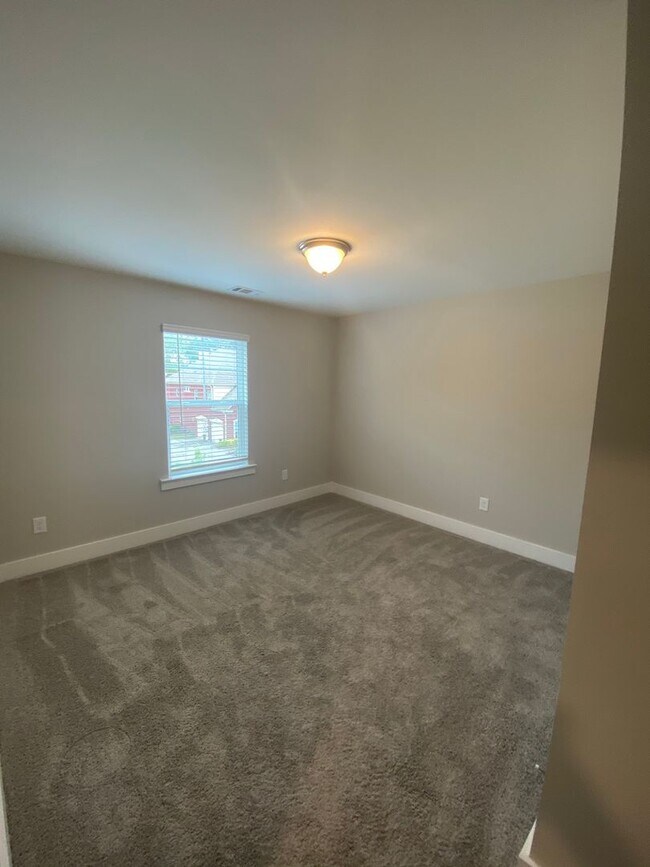 Building Photo - 5 Bed 3 Bath in Stone Mountain!