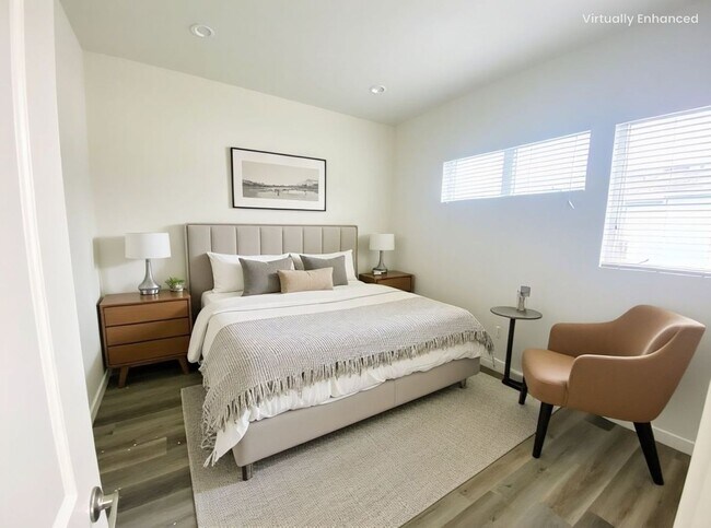 Building Photo - 2409 1/2 Ridgeley Dr