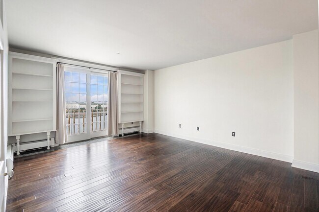 Building Photo - 100 Shearwater Ct E