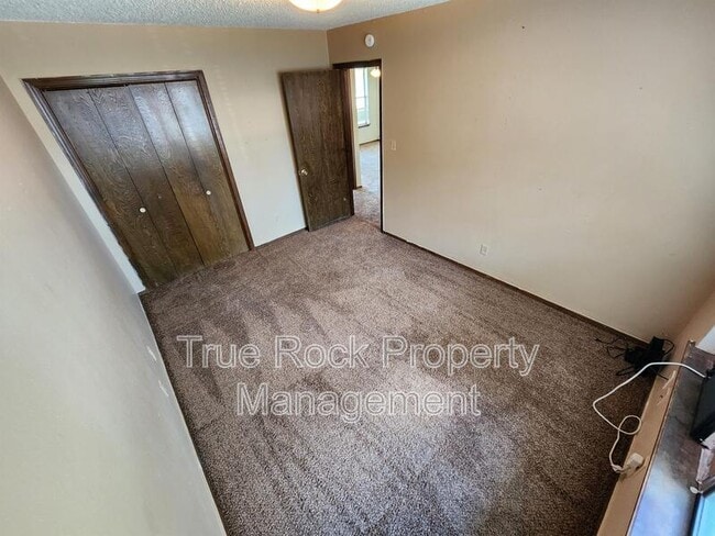 Building Photo - 2501 Oakhurst Dr