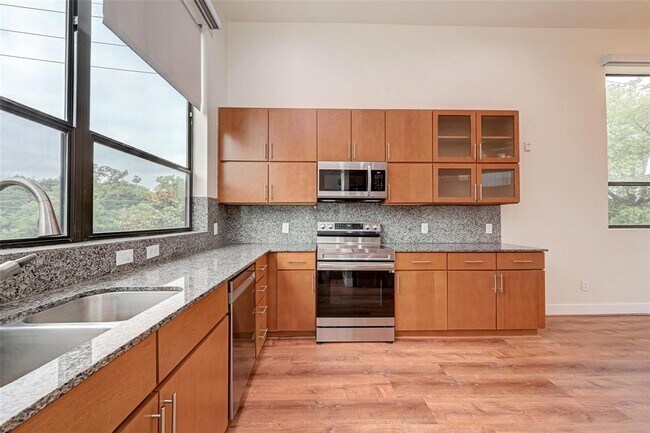 Building Photo - 2301 Camden Dr