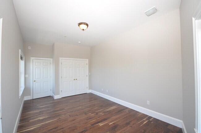 Building Photo - 120 W 7th St