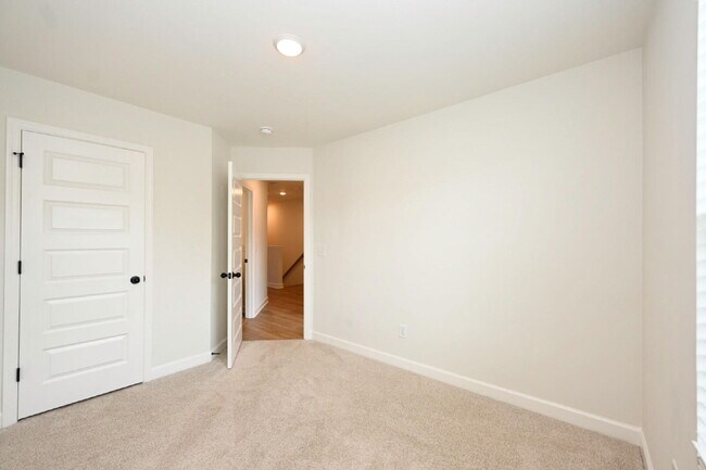 Building Photo - Like-New Modern Townhome Near Dining, Shopping, Trails & Old Hickory Lake