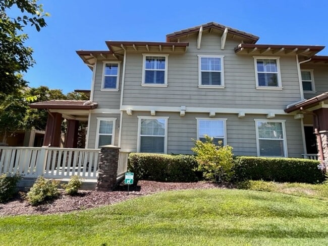Building Photo - Beautiful 3BD/3BA, Two-Story Corner Unit C...