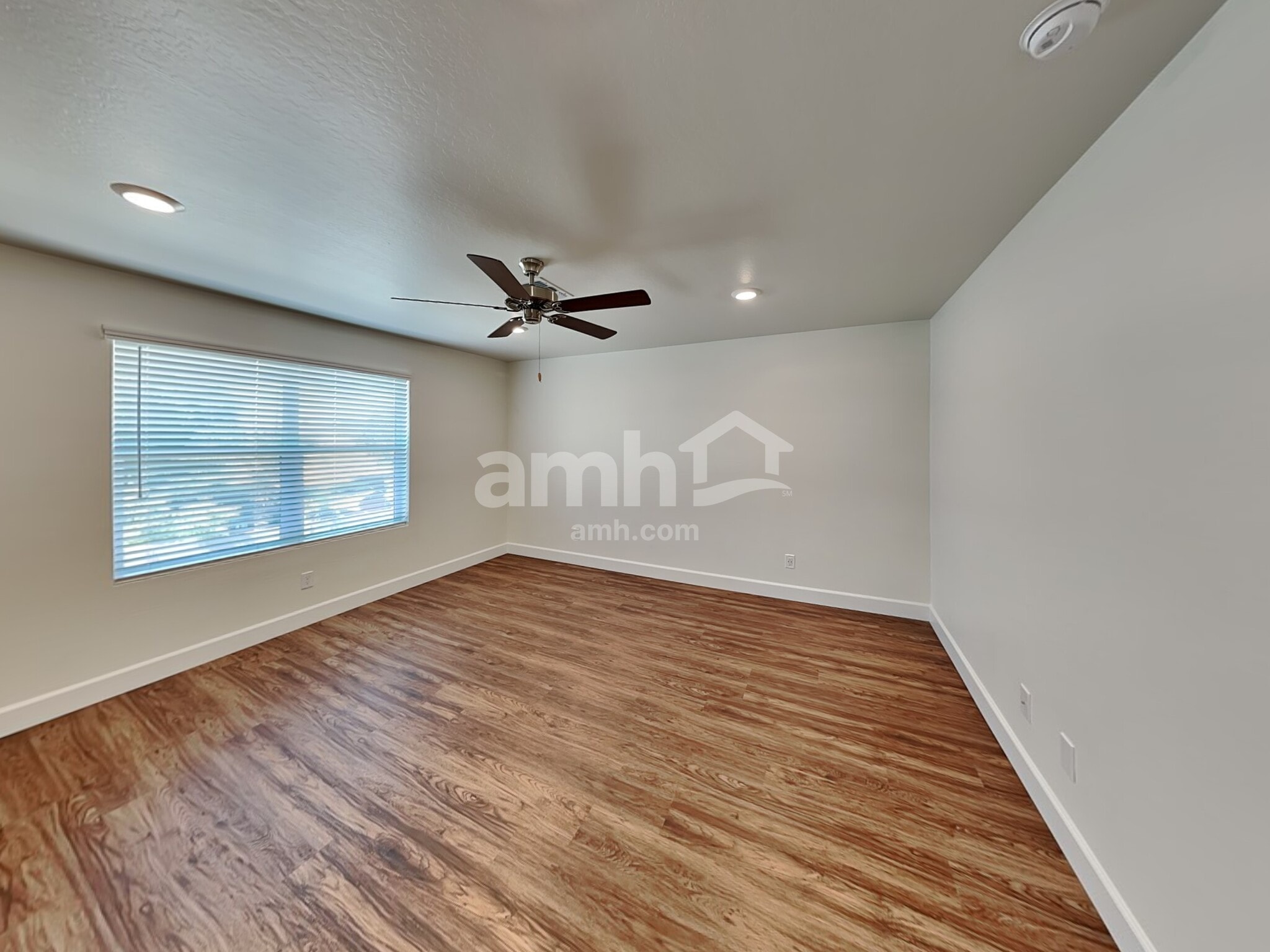 Building Photo - 614 W Hackamore Ave