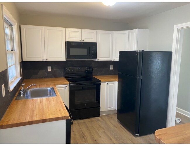 Building Photo - 3720 Manor Dr