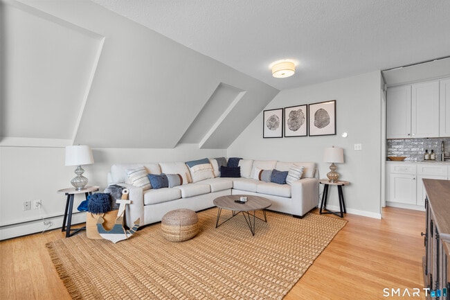 Building Photo - 62 Cosey Beach Ave