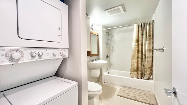 Building Photo - 2 BEDROOM HIGH FLOOR UNIT IN KAKAAKO