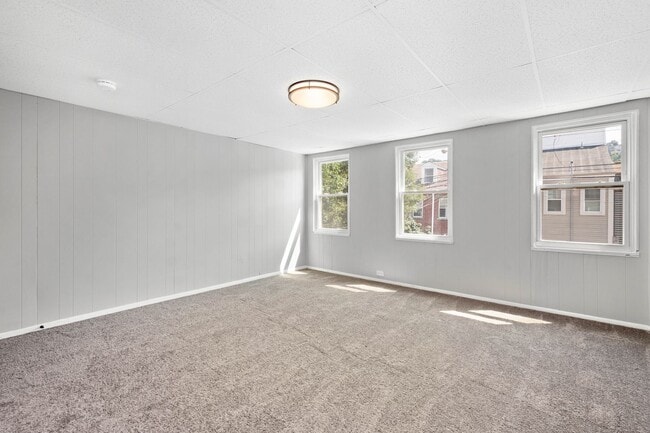 Building Photo - Beautiful 3 Bedroom home in South side available April 15!