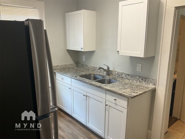 Building Photo - 401 Skyland Ave