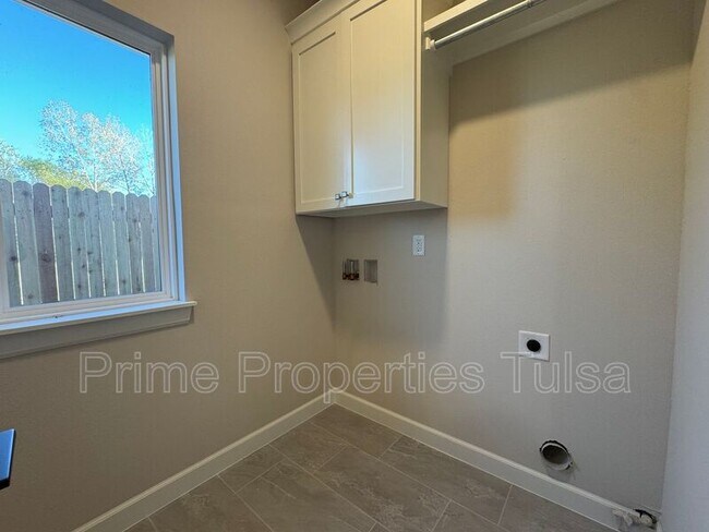 Building Photo - 1102 E Delmar Pl