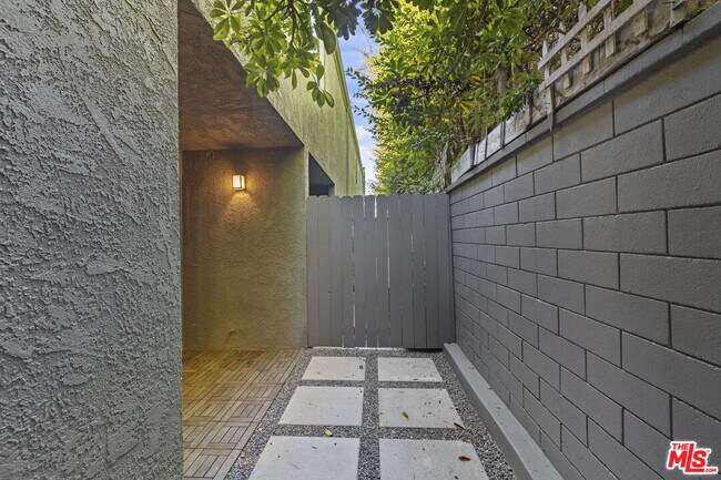 Building Photo - 1044 20th St