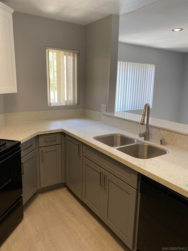 Building Photo - 7565 Charmant Dr