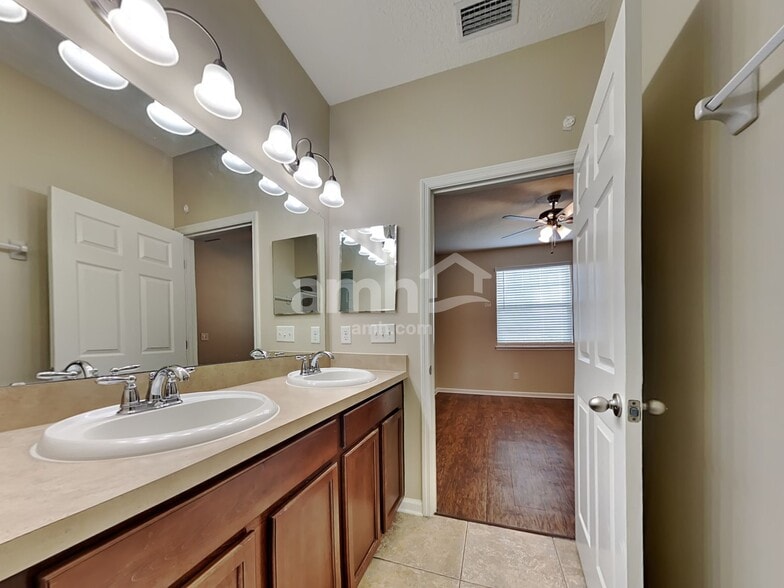 Building Photo - 304 Blossom Way