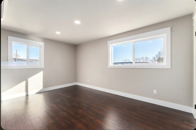 Building Photo - 604 W Crest Dr