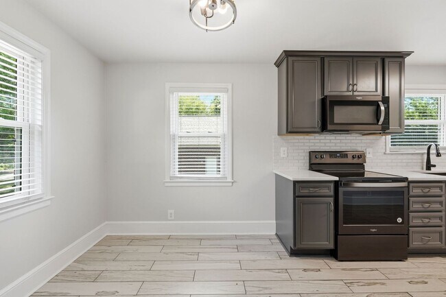 Building Photo - Beautifully Updated 3BR Home in an Established Burlington Neighborhood
