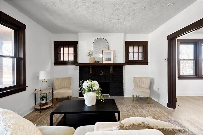 Building Photo - 3 bed 1 bathroom - central air, outdoor sp...