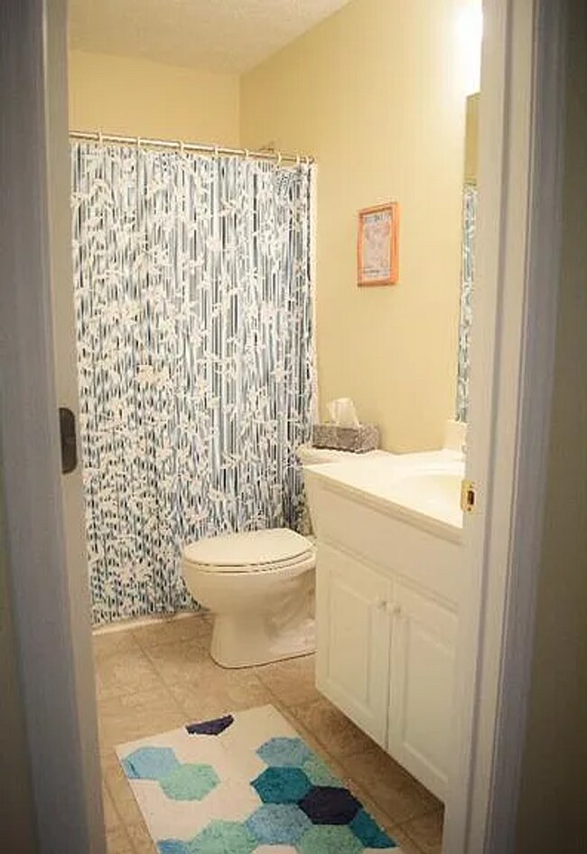 Building Photo - Spacious 3-Bedroom Home with Huge Daylight...
