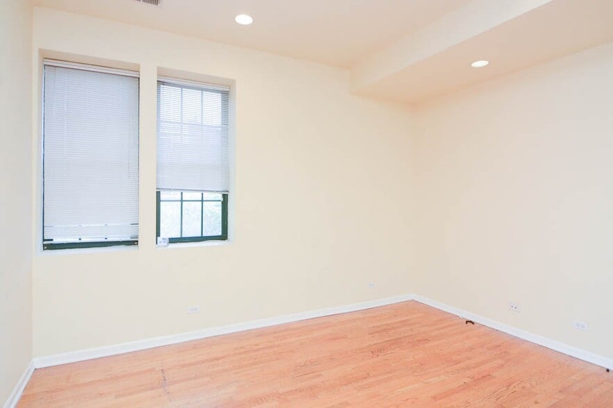 Building Photo - 218 W Division St