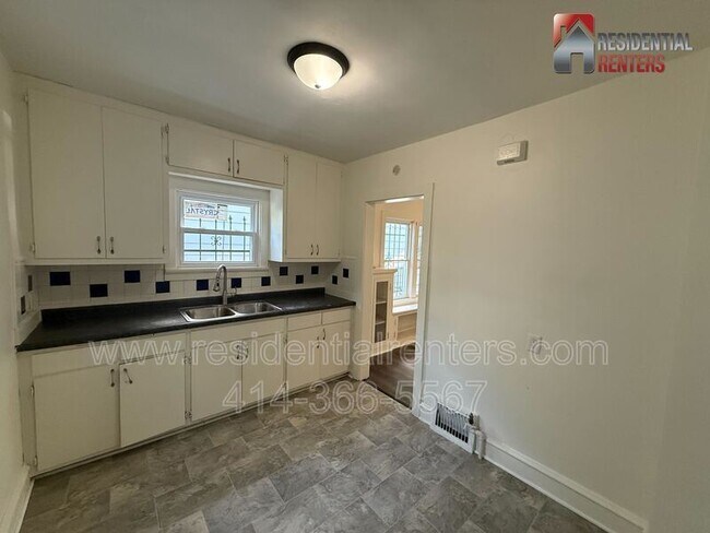 Building Photo - 5560 N 40th St