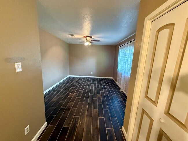 Building Photo - 9407 Pinole Ln