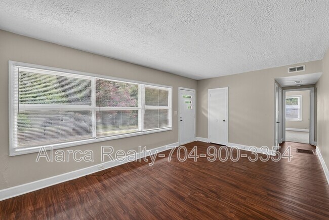 Building Photo - 1007 Green Cir Dr