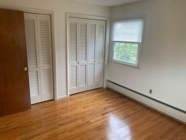 Building Photo - 2nd Floor 2 Bedroom Apartment W/ Parking Suburban SD