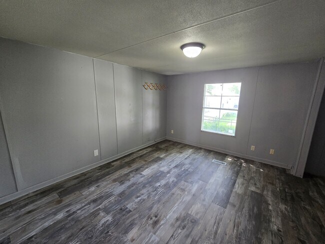 Building Photo - 700 W Ridgeway Ave