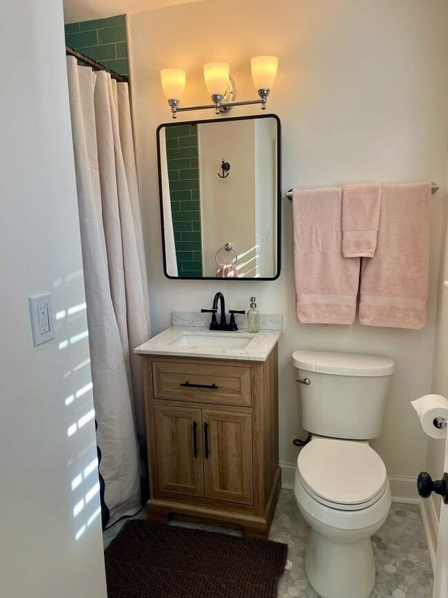 Building Photo - 3/2 Duplex Conveniently Situated in an Established Neighborhood!