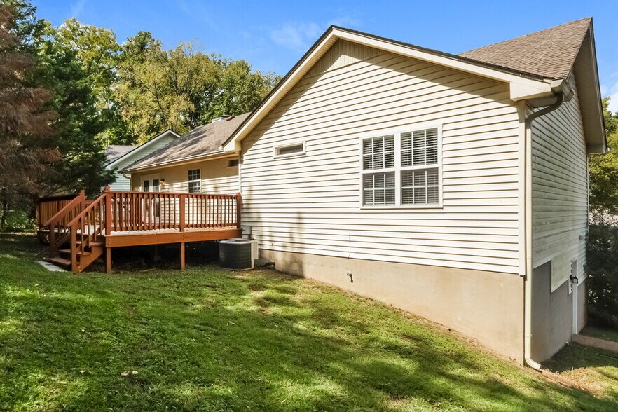 Building Photo - 903 Retriever Pl
