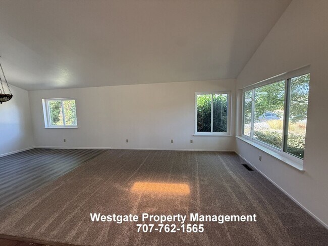 Building Photo - 1604 Cerro Sonoma Cir