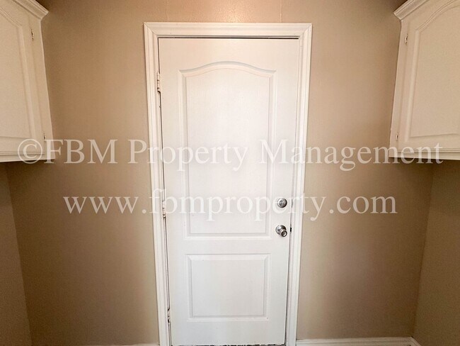 Building Photo - 803 Lakeway Dr