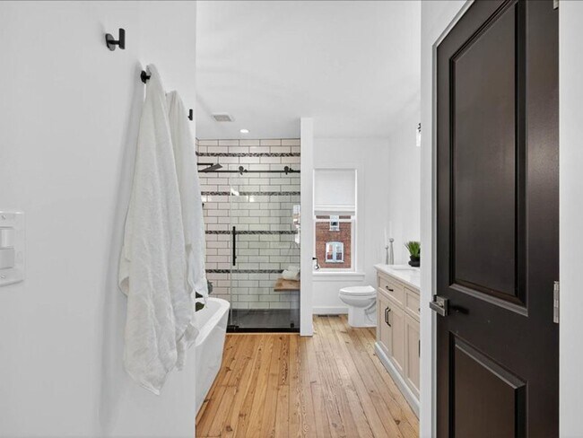 Building Photo - Gorgeous 4 Bedroom 2.5 Bathroom Available ...