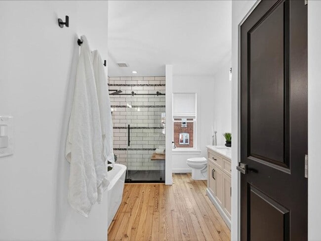 Building Photo - Gorgeous 4 Bedroom 2.5 Bathroom Available in Lancaster City