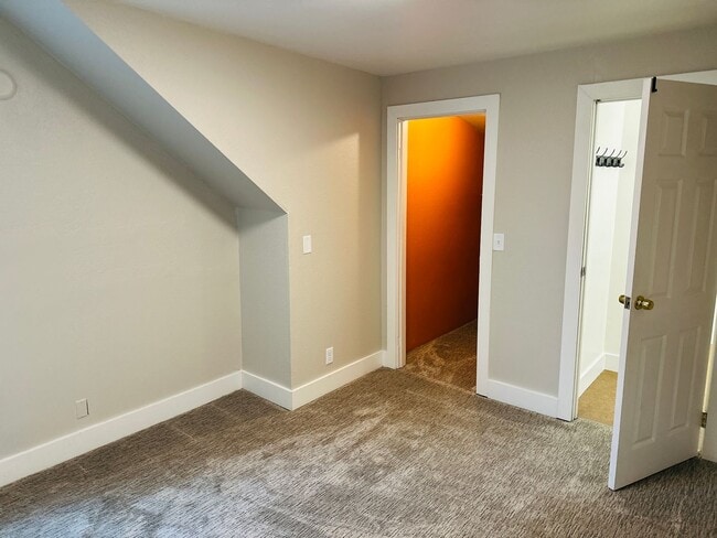 Building Photo - Charming Vintage Farm House