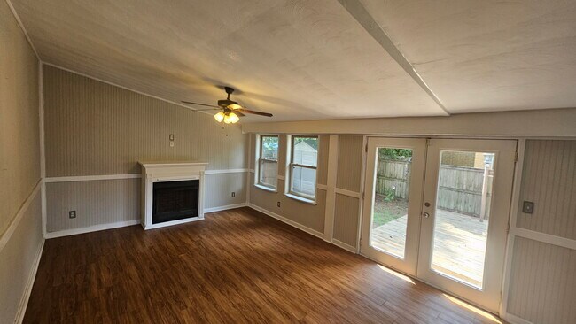 Building Photo - 445 W Chickasaw Rd