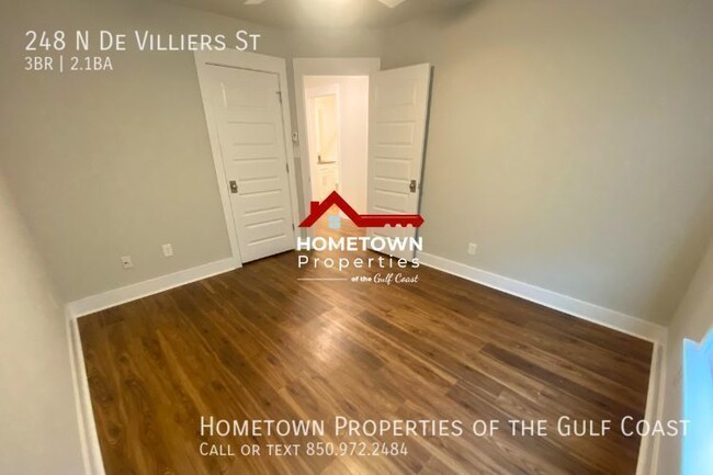 Building Photo - Beautiful Townhome Downtown Pensacola