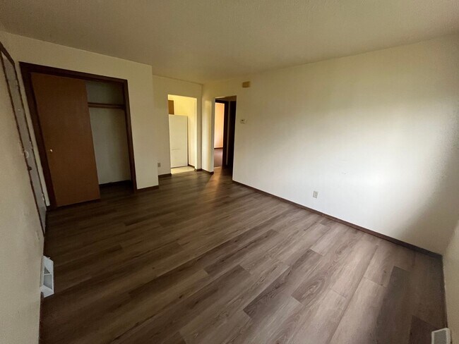 Building Photo - 2 Bed Apartment at the Driftless Apartment...