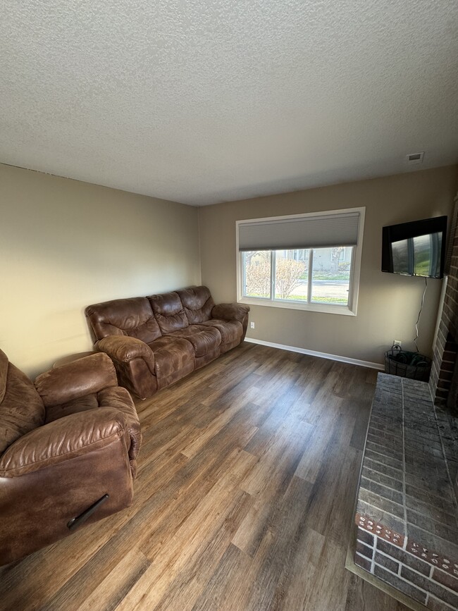 Building Photo - 9438 Ranchview Ln N