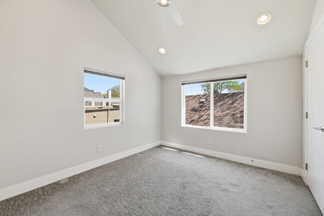 Building Photo - $2,495.95 - 2 Bed, 2 Bath Townhome In Denver with Central AC and In Unit Laundry!