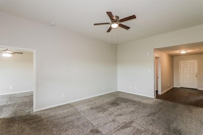 Building Photo - 3004 Oak Ln