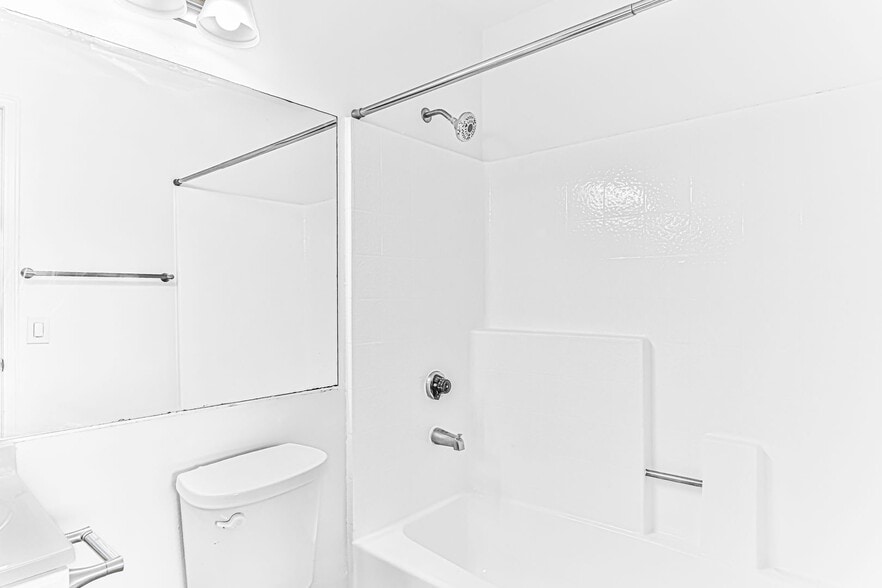 Building Photo - 1070 Loma Ave