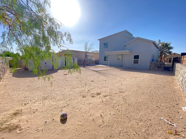 Building Photo - East El Paso 4 bed Refirg A/C