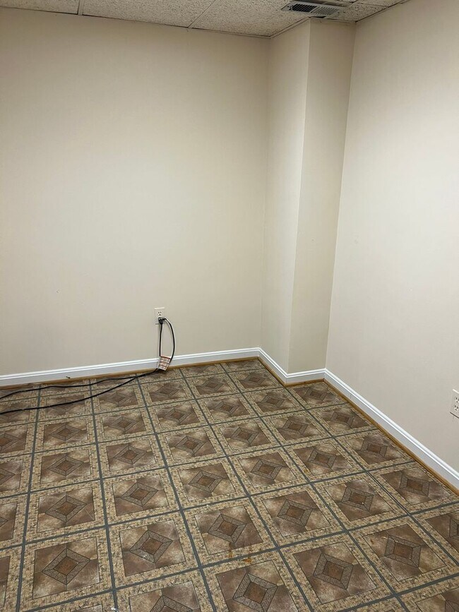 Building Photo - Wonderful end unit in Downtown Bethesda, 1...