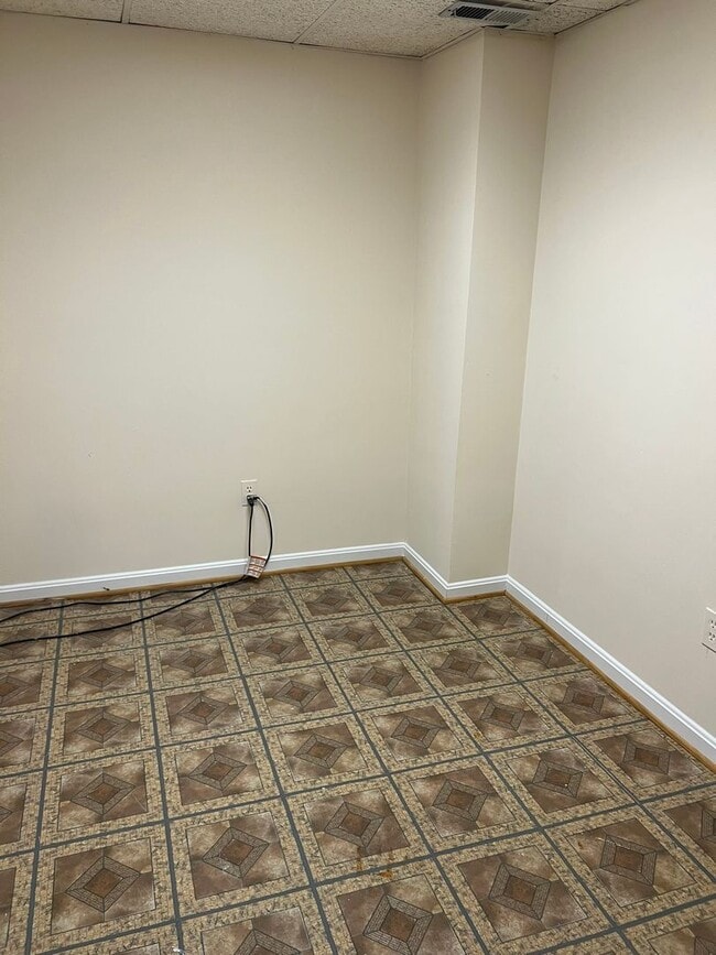 Building Photo - Wonderful end unit in Downtown Bethesda, 1 Mi. to Bethesda Metro