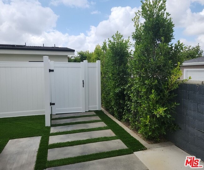 Building Photo - 422-422-1 Almond Ave