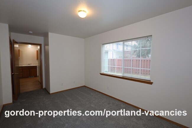 Building Photo - SE Knapp Circle - 3 bedroom duplex with attached single car garage