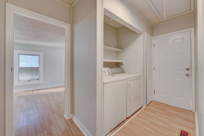 Building Photo - 4 Bedroom Available Now!