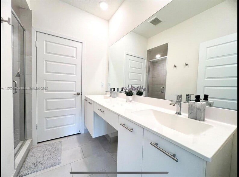 Building Photo - 4640 NW 84th Ave