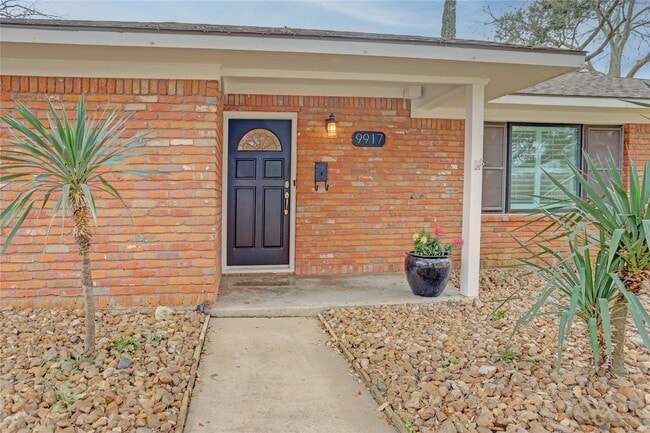 Building Photo - 9917 Cedardale Dr